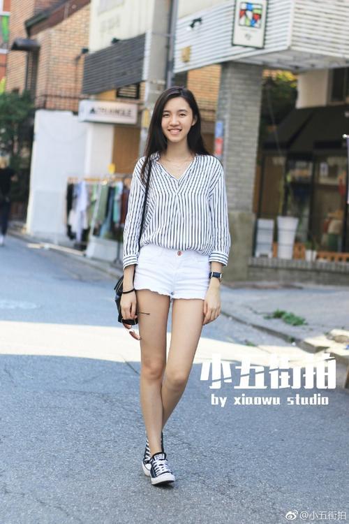 路人街拍：白色吊带镂空连衣裙确实好看，怪不得小姐姐这样自信的