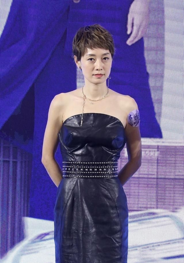  『开挂』马伊琍气质开挂了，黑色抹胸连衣裙配水波纹短发，又飒又美
