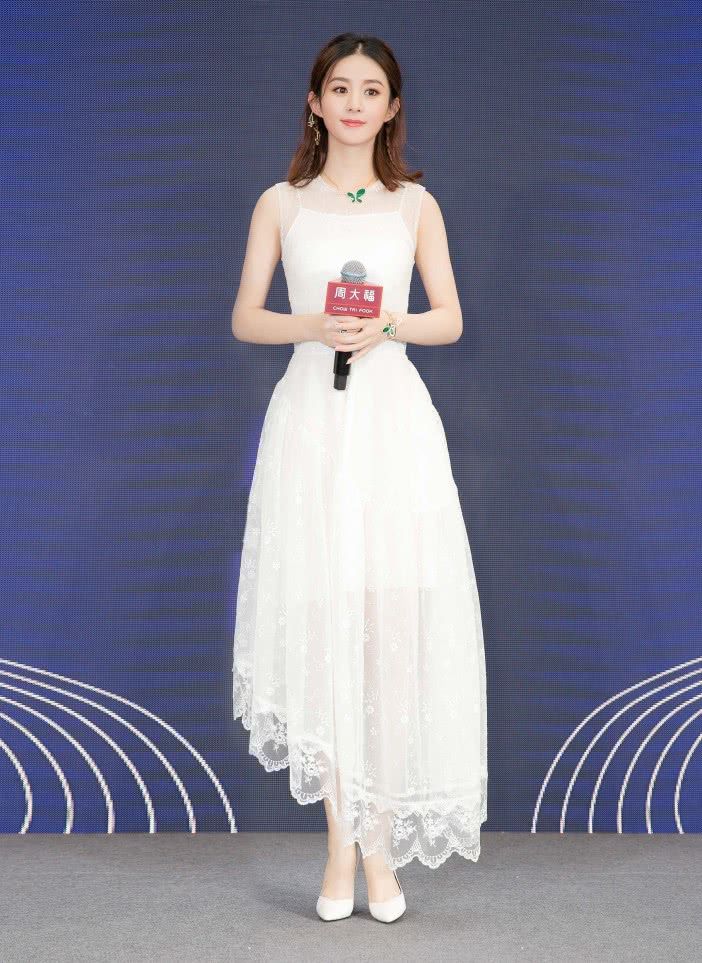 赵丽颖嫌黑裙不够突出,随手挂上一串“金木耳”,瞬间就美了