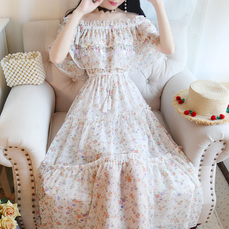 小姐姐又出来撩人了，性感一字领连衣裙，露出小香肩超迷人