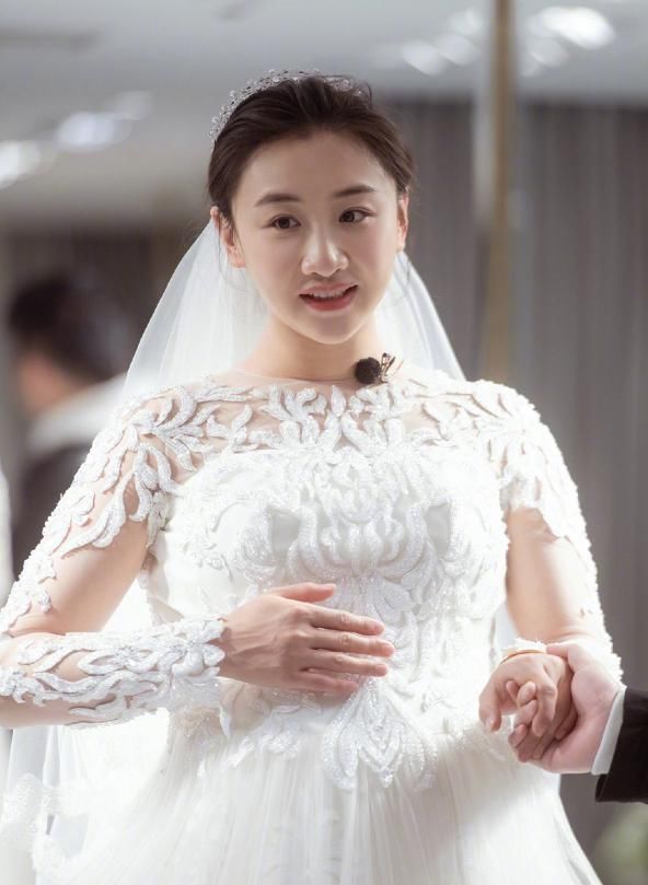 [婚纱照]何雯娜挺着孕肚与丈夫的婚纱照释出，梁超一脸宠溺，十分有爱