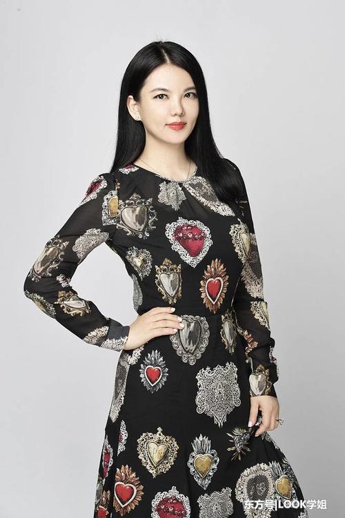 42岁李湘终于瘦了，印花裙美回18岁，网友：风采不减当年