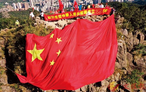  【暴力】数百香港市民＂快闪＂唱国歌 高呼＂撑警察、反暴力＂