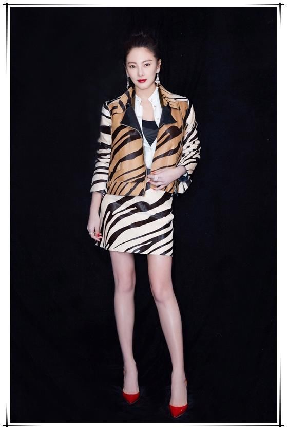 张雨绮亮相机场，身上的背心竟要6千多，网友：白给我都不要！