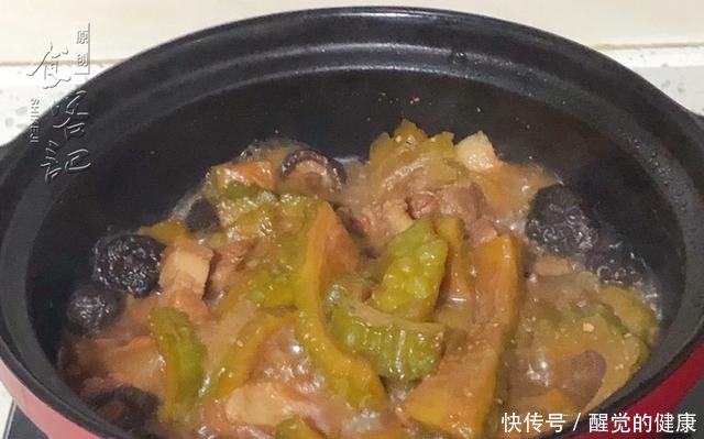 『女人』皮肤差不用怕,女人常吃此菜,养颜嫩肤又养血,皮肤越来越好了!