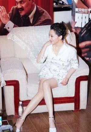 许晴够大胆的！穿的紧身短裙还故意夹得那么紧 网友：这样不累吗