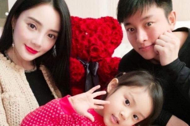 贾乃亮破谣言!工作室内景曝光，为李小璐宣传新剧，将她放首位