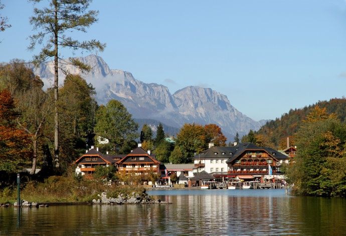 阿尔卑斯山中藏有一湖，如果说这里晴天像天堂，那阴天就像仙境