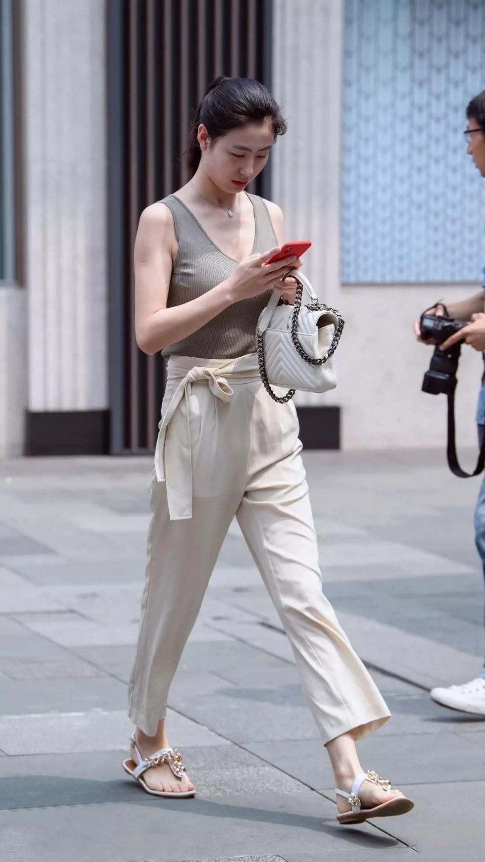 本以为阔腿裤很美，看了穿紧身裤的姐姐后，才发觉错过好多