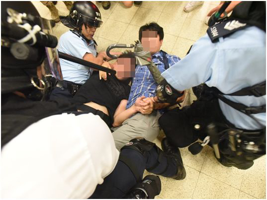「香港」这一幕早该出现了：香港市民协助港警制服暴徒