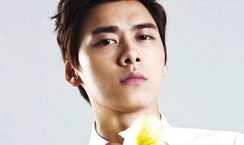 被黑心经纪人坑惨！王俊凯负面宣传，袁姗姗凉了半年，最惨还是他