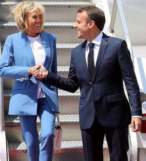 法国第一夫人经典照：和型男同行，很开心，最后一张笑到发型凌乱