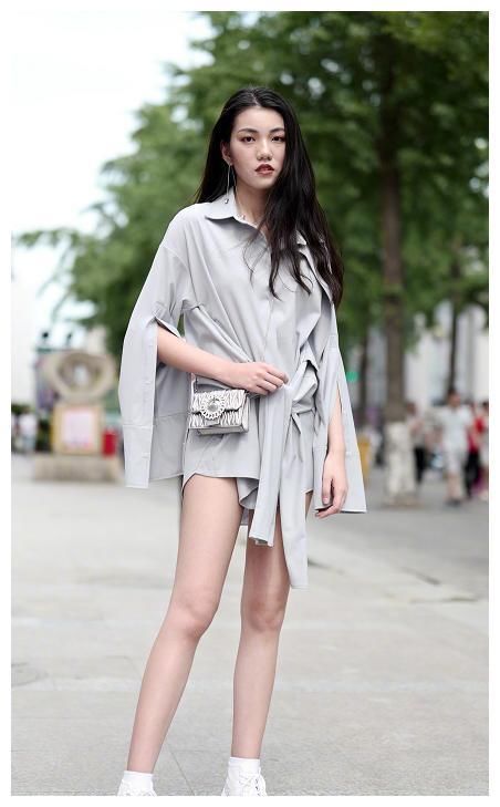 街拍：图四穿超短旗袍，凹凸有致的身材，让人面红心跳！