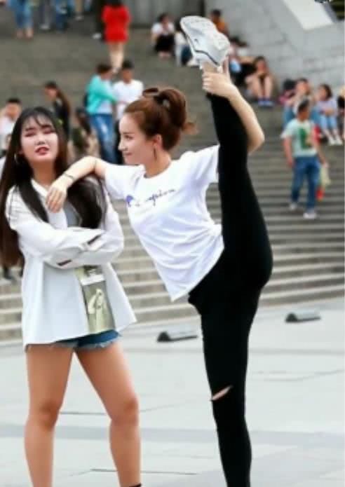 街拍:穿紧身破洞裤的小姐姐，当街大劈叉，当你女朋友可以吗?