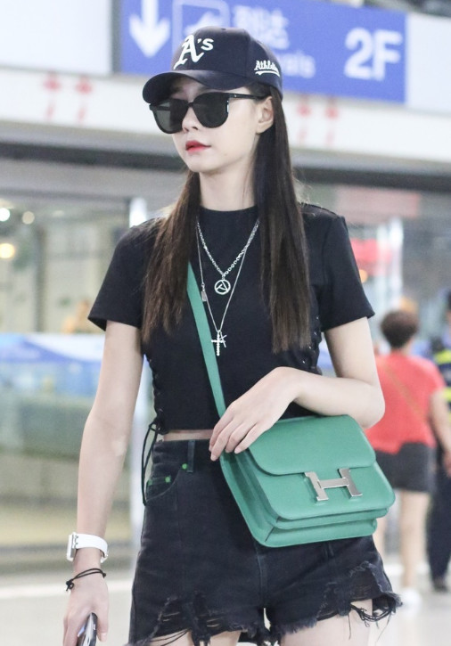 沈梦辰清凉现身 大方秀出小蛮腰 网友调侃：热裤穿出“大裤衩”既