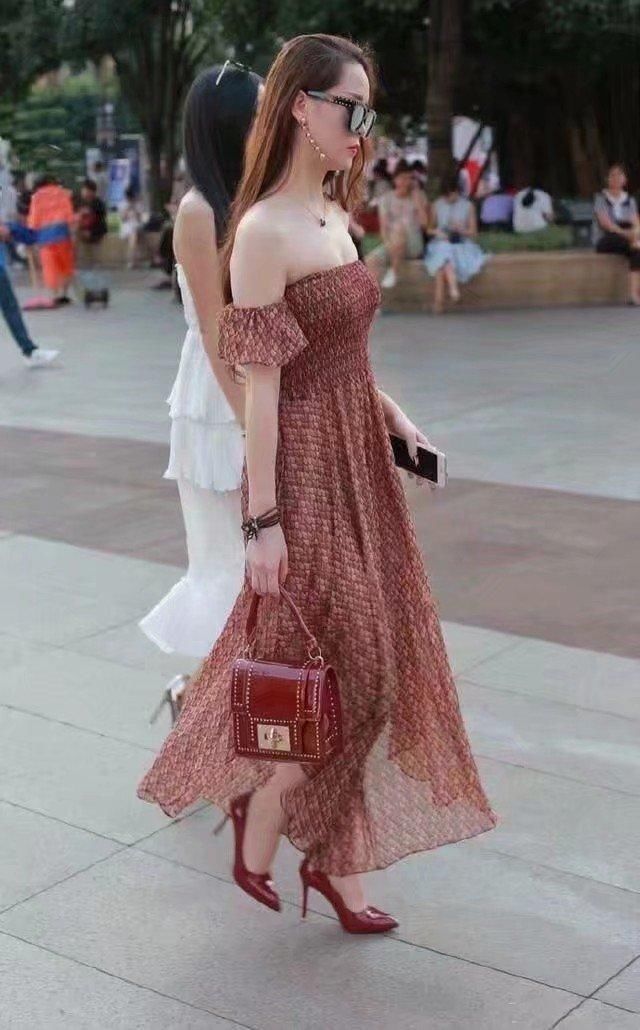 街拍:美女穿着大胆性感，看得人心潮澎湃