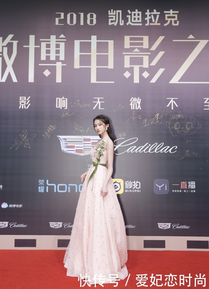 关晓彤裙子穿的太短，坐下来的瞬间好尴尬！好歹也拿块布遮一遮吧