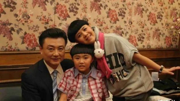 # 滤镜#关掉滤镜满脸皱纹, 穿孩童装也很违和啊!，刘纯燕在家做面条,