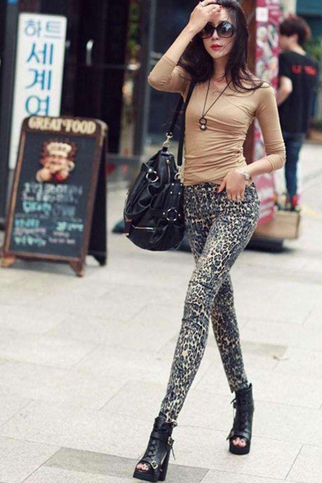 街拍: 紧身裤的小姐姐, 好身材清晰可见啊