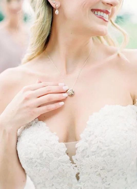  『显得更为』婚礼上项链如何戴才美？先看看婚纱领口设计再决定