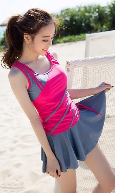 学生装分体泳衣，穿出年轻时尚的感觉，让美女气质更为迷人!