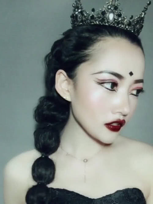 妹子说要来个欧美妆,过程直接吓楞观众,网友:幸亏最后是认真的