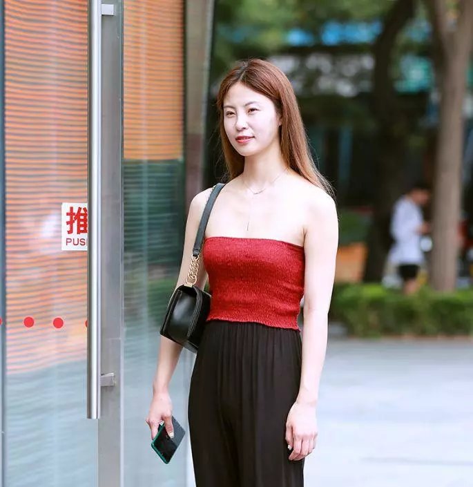 街拍:吊带装小姐姐,展现女性惬意独特的迷人曲线,十分好看!