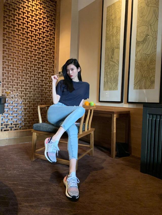 『过时』牛仔破洞裤已过时,超模奚梦瑶搭配的“破洞运动裤”,显瘦又时髦