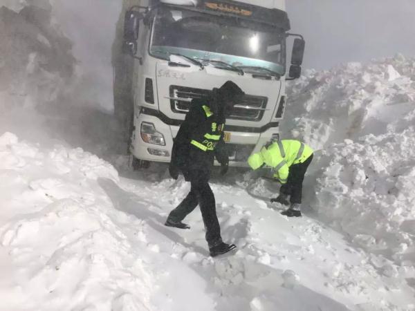 如同科幻大片！玛多境内高速公路积雪最深处达8米 汽车艰难通行