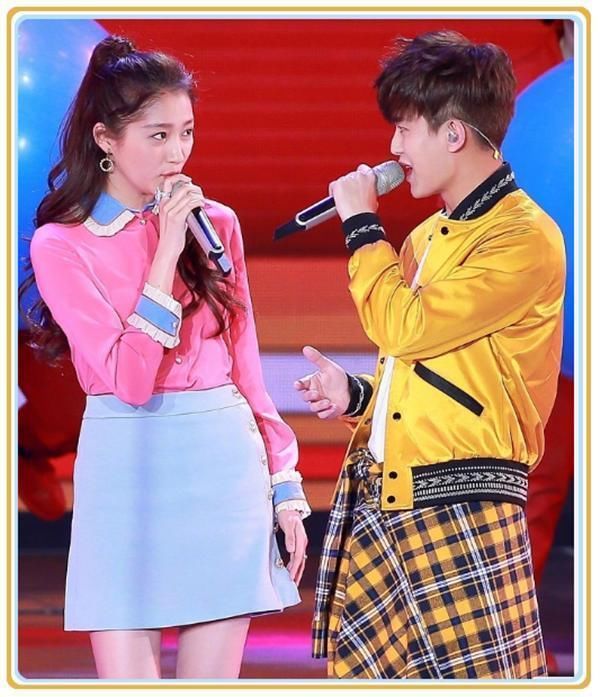 佩服惠英红！58岁轻松驾驭娃娃领衬衫，撞上20岁关晓彤也一点没输