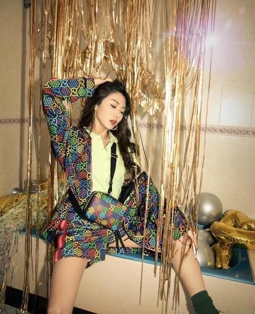  高调@程晓玥穿一身名牌凹造型，换了发型气质都变得不一样，美得太高调