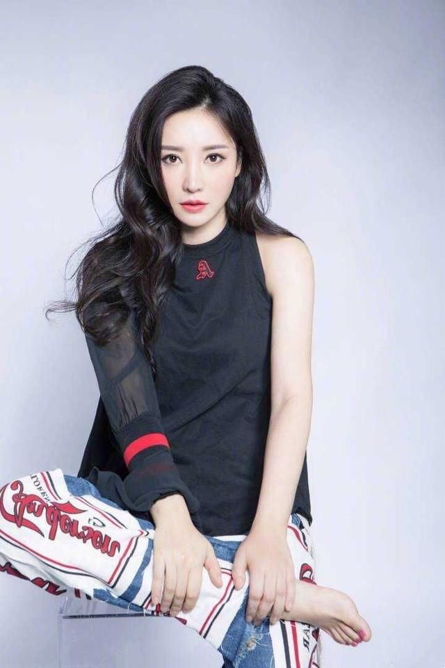 黑色上衣遮不住柳岩性感身材，网友：谁叫她骨子里就是“妖精”呢