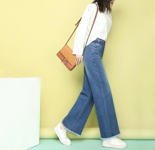 “魏璎珞”吴谨言现身机场，穿直筒牛仔裤，网友：这样搭配好清纯