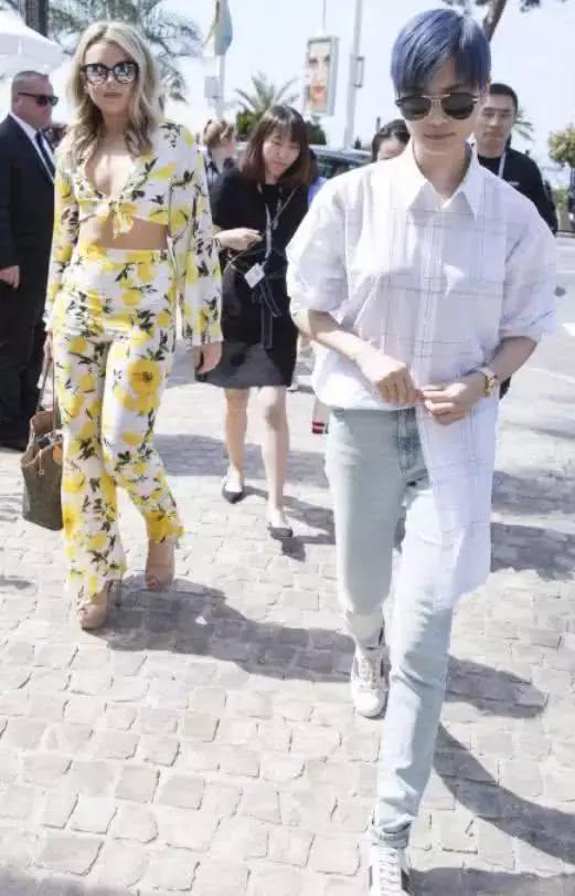 李宇春过分了哈！这种裤子都敢穿，网友：确定是腿精本人了