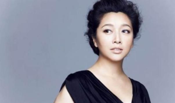  『江珊』52岁江珊老公近照，小自己15岁，比靳东还帅气，女儿长得很漂亮