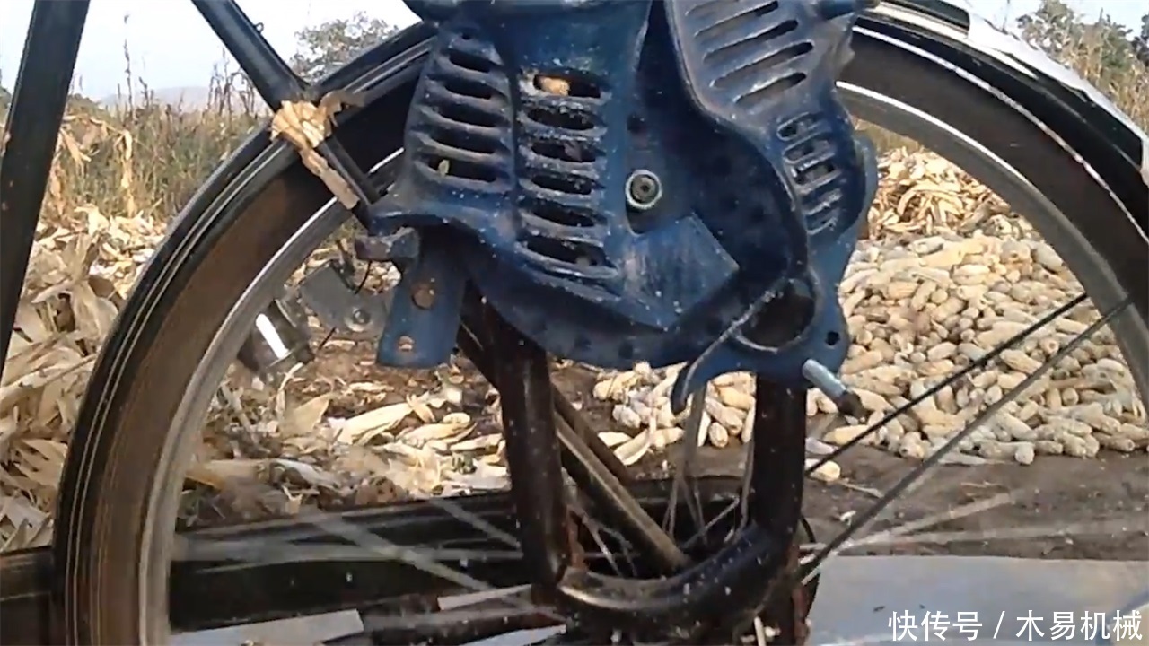 非洲小哥发明“自行车”剥玉米机，造价10元，一天剥5亩玉米