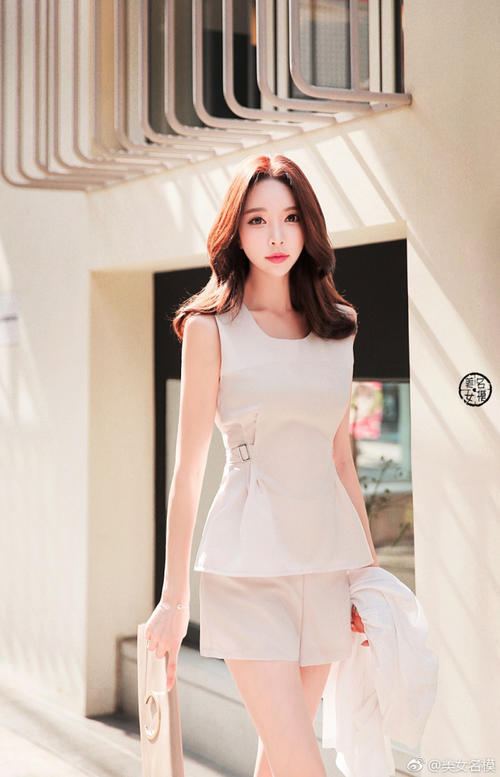 路人街拍，健康的美腿不仅长而且匀称，看一眼就忘不了