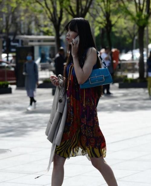  『美女』街拍：艳若桃李的美女，一件黑色上衣配短裙，时尚优雅气质