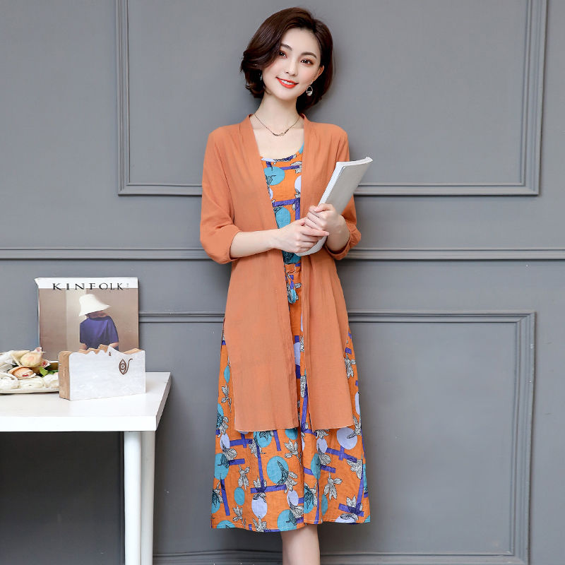 别再穿牛仔裤了，今年流行宽松的小香风套装，7080后穿美醉了