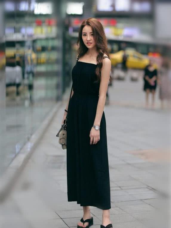 街拍：怪不得男人喜欢图二紧身裤美女，包裹极致好身材