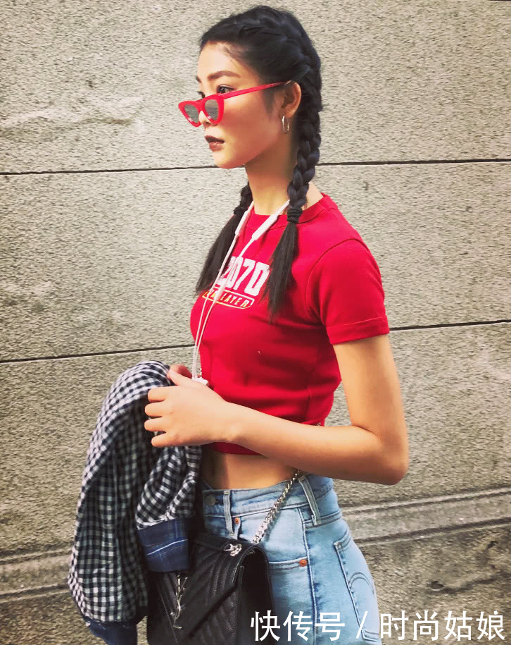 王艺美过阚清子？不愧是上过维密秀的模特！红T配牛仔裤确实不同