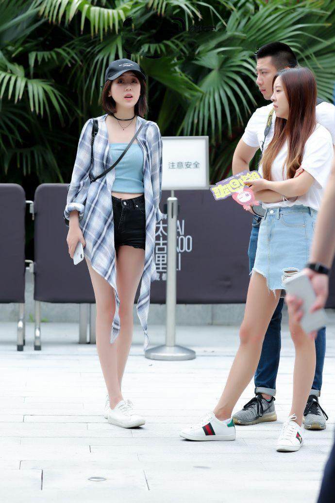 街拍:潇洒干练的打底裤小姐姐,秀出玲珑身姿,绽放迷人魅力!