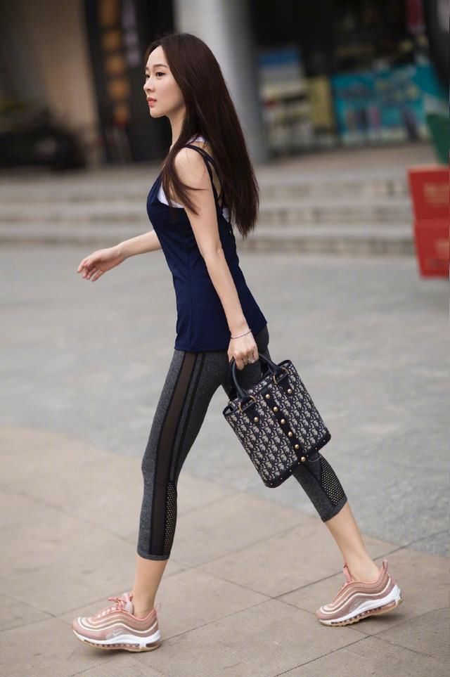 霍思燕厉害了！这么窄的裤头也能塞衬衫，网友：说明她很瘦！