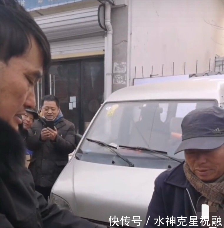  『众口一词』大衣哥黑色棉服买东西，递钱姿势，网友点赞，评论众口一词