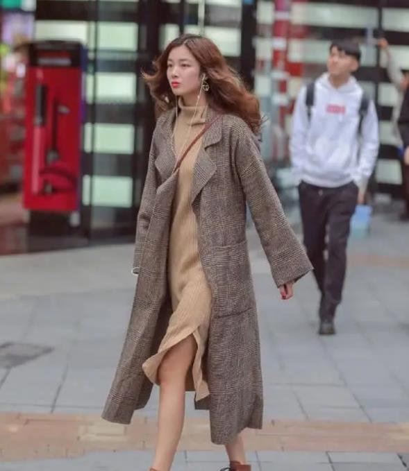 亭亭玉立:街拍:亭亭玉立 的美女,一条浅蓝色的连衣裙,时尚优雅美丽大方