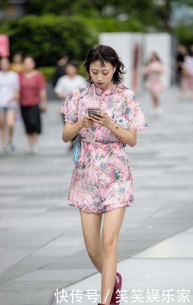  连体■吊带连体裤搭配高跟凉鞋，时尚又性感的风格，搭配出女神般的气息