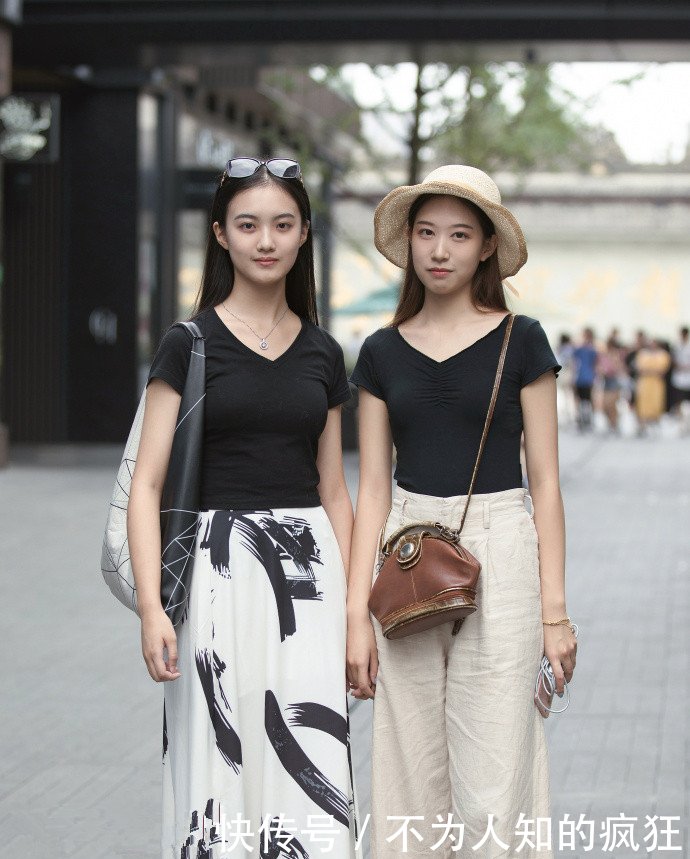 街拍，肤白貌美的小姐姐穿着淑女又温婉，手撩头发的动作太美了