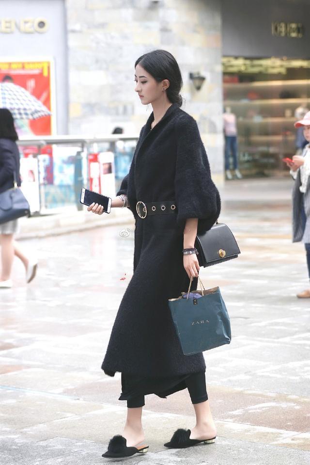 街拍：美女们搭配尽显成熟女性的魅力，背影让人着迷