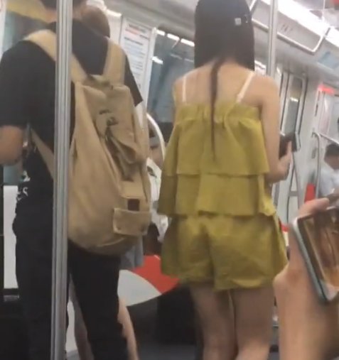 街拍，姜黄色短裤美女，被拍害羞了，默默走掉！