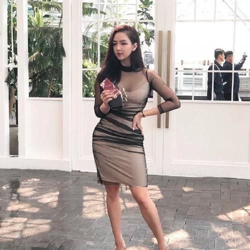 时尚■街拍穿搭打底裤的小姐姐,时尚靓丽,彰显出曼妙曲线